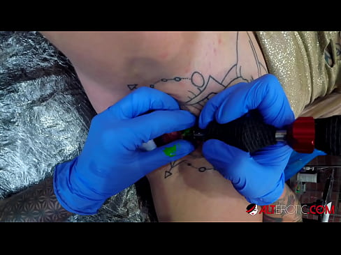 ❤️ Estremamente tatuato hottie Sully Savage ottenuto un tatuaggio sul suo clitoride ❤❌ Pornoal it.villagesexvideos.ru ☑